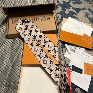 Louis Vuitton Bandeau black red